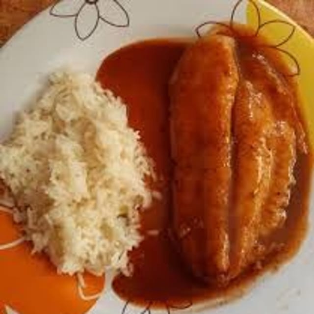 Lunch Tilapia en Salsa Roja.