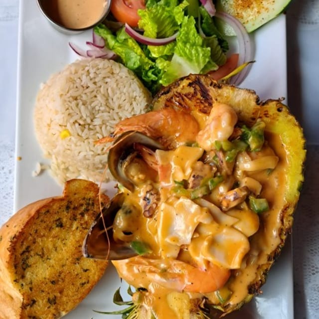 Seafood Piña.